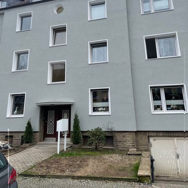 Zentrale Erdgeschosswohnung mit eigenem Garten und Garage – selten in der Lage.