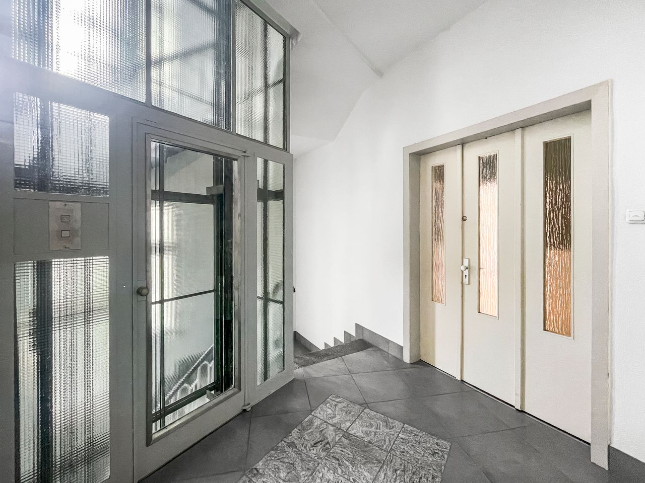 Treppenhaus / Personenaufzug 