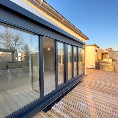 Erstbezug: Penthouse im Kaiserstraßenviertel mit Süd-Dachterrasse und 2 Garagen