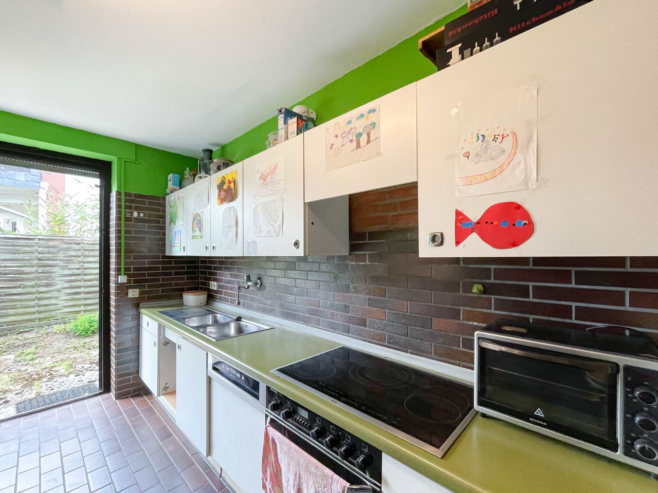 Küche mit Gartenzugang 